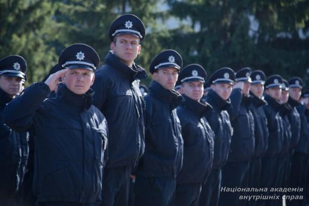 800 патрульних Києва отримали перші офіцерські погони