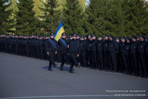 800 патрульних Києва отримали перші офіцерські погони