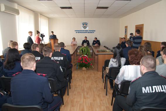 Начальник управління вручив випускникам Черкаського відділення НАВС дипломи