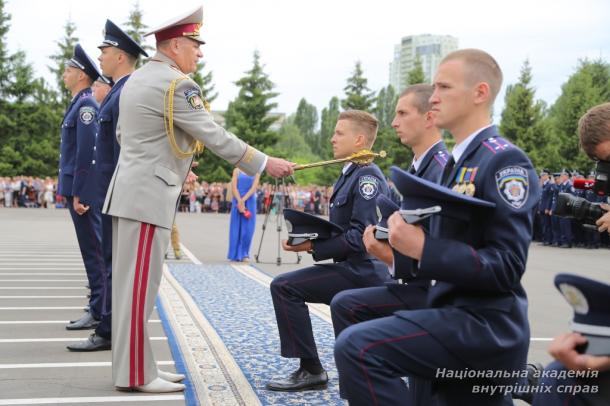 Лави офіцерів-правоохоронців поповнили молоді випускники (ФОТО)
