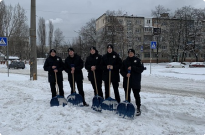 Курсанти ННІ № 2 НАВС допомагають рятувати місто від снігових заметів Фото