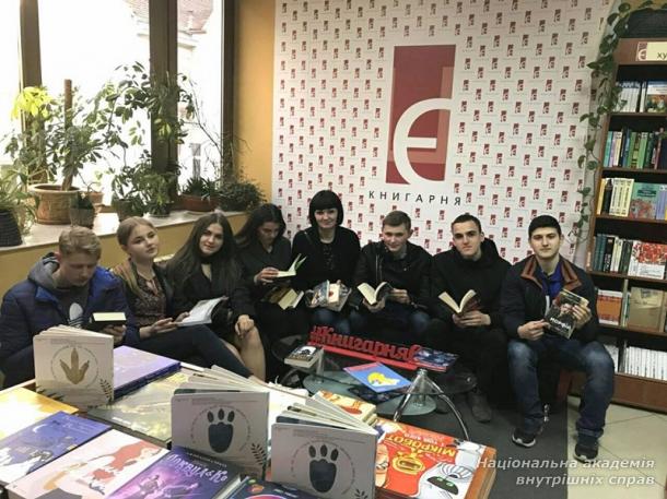 Нещодавно курсанти 101 навчальної групи Прикарпатського факультету відвідали книгарню «Є».