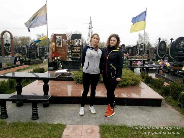 Курсанти ННІ № 3 НАВС упорядкували могилу випускника НАВС,  учасника АТО Євгена Харченка
