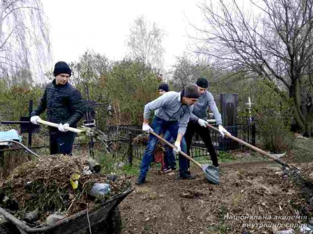 Курсанти ННІ № 3 НАВС упорядкували могилу випускника НАВС,  учасника АТО Євгена Харченка