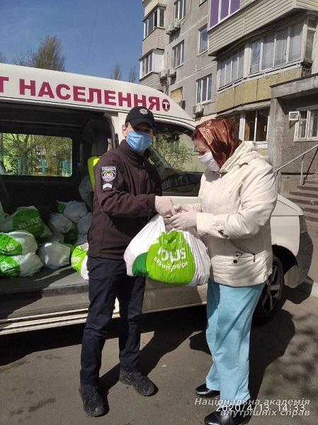 З початку тижня волонтери НАВС доставили понад 300 продовольчих наборів мешканцям лівобережжя столиці