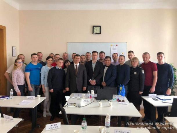Семінар-тренінг для детективів Національної поліції України: теорія та практика
