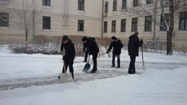 Особовий склад академії долучився до прибирання снігу (оновлено)