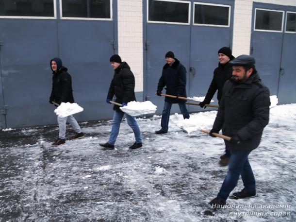 Особовий склад академії долучився до прибирання снігу (оновлено)
