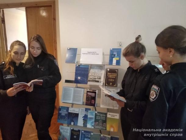 В ННІ № 2 відкрито виставку навчально-наукової літератури на тему: «Україна – НАТО: партнерство заради миру»