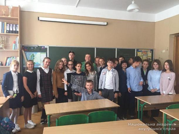 Курсант ННІ №3 провів інформаційно-пізнавальну годину для школярів київського ліцею 