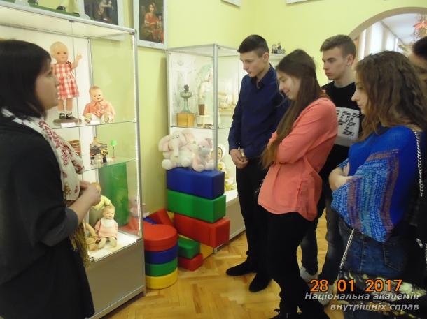 Екскурсія до Державного музею іграшки України