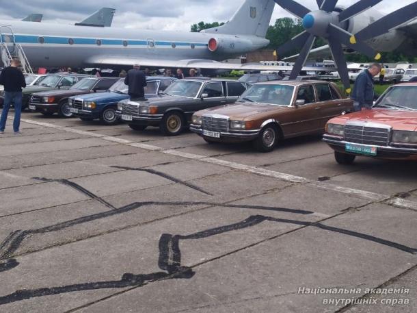 У День Києва курсанти ННІ № 3 НАВС відвідали фестиваль «Old Car Land»